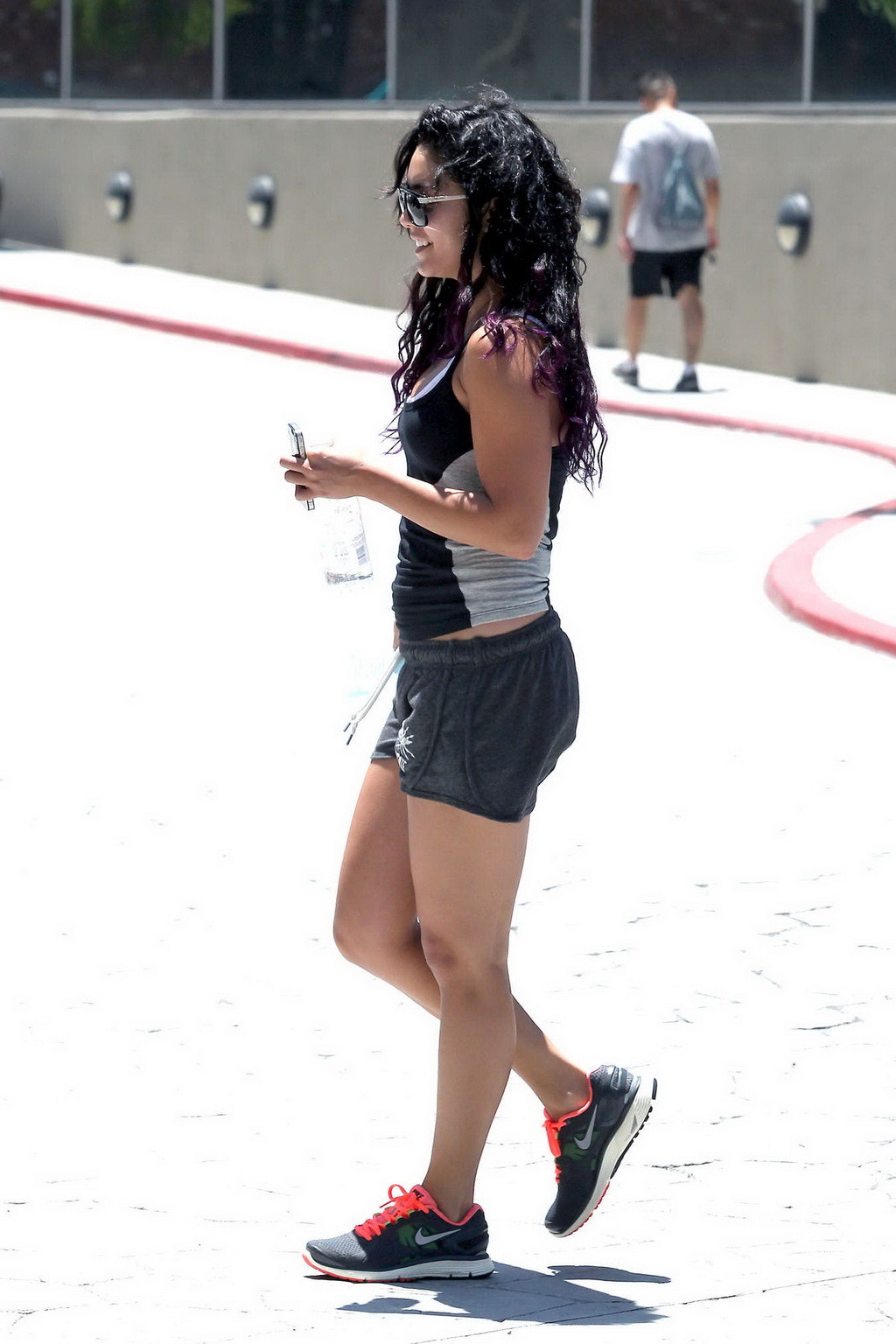 Vanessa hudgens muy sexy con unos shorts negros y un top ajustado en la gym
 #75259501