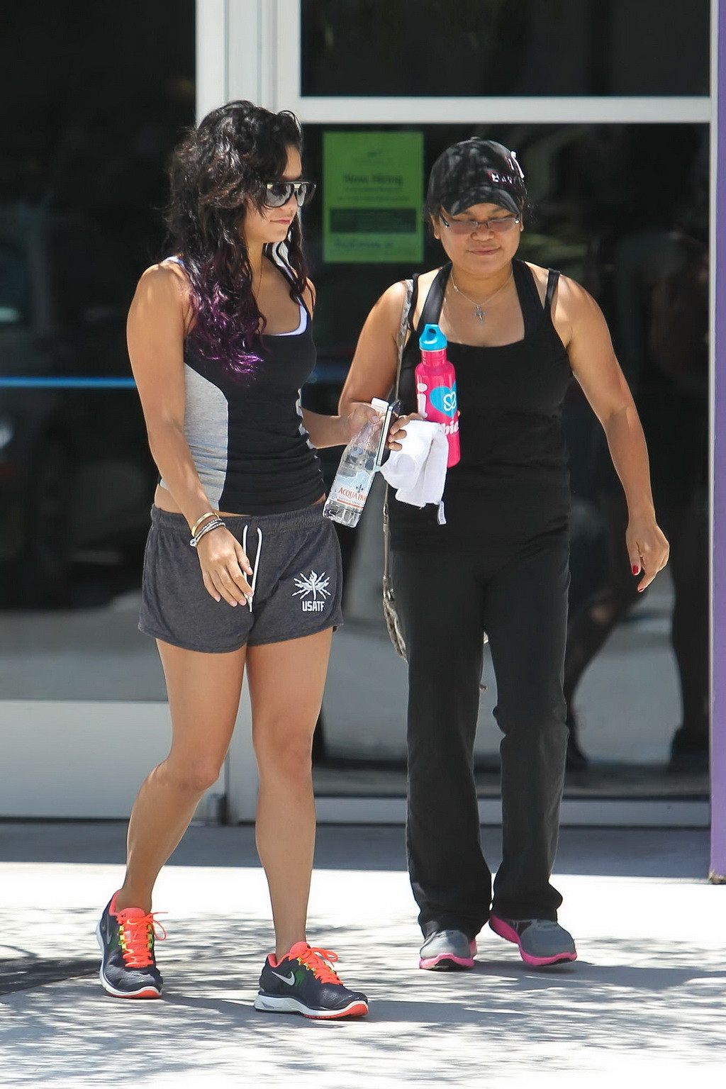 Vanessa Hudgens guardando molto caldo indossando pantaloncini neri e top stretto a la gym
 #75259510