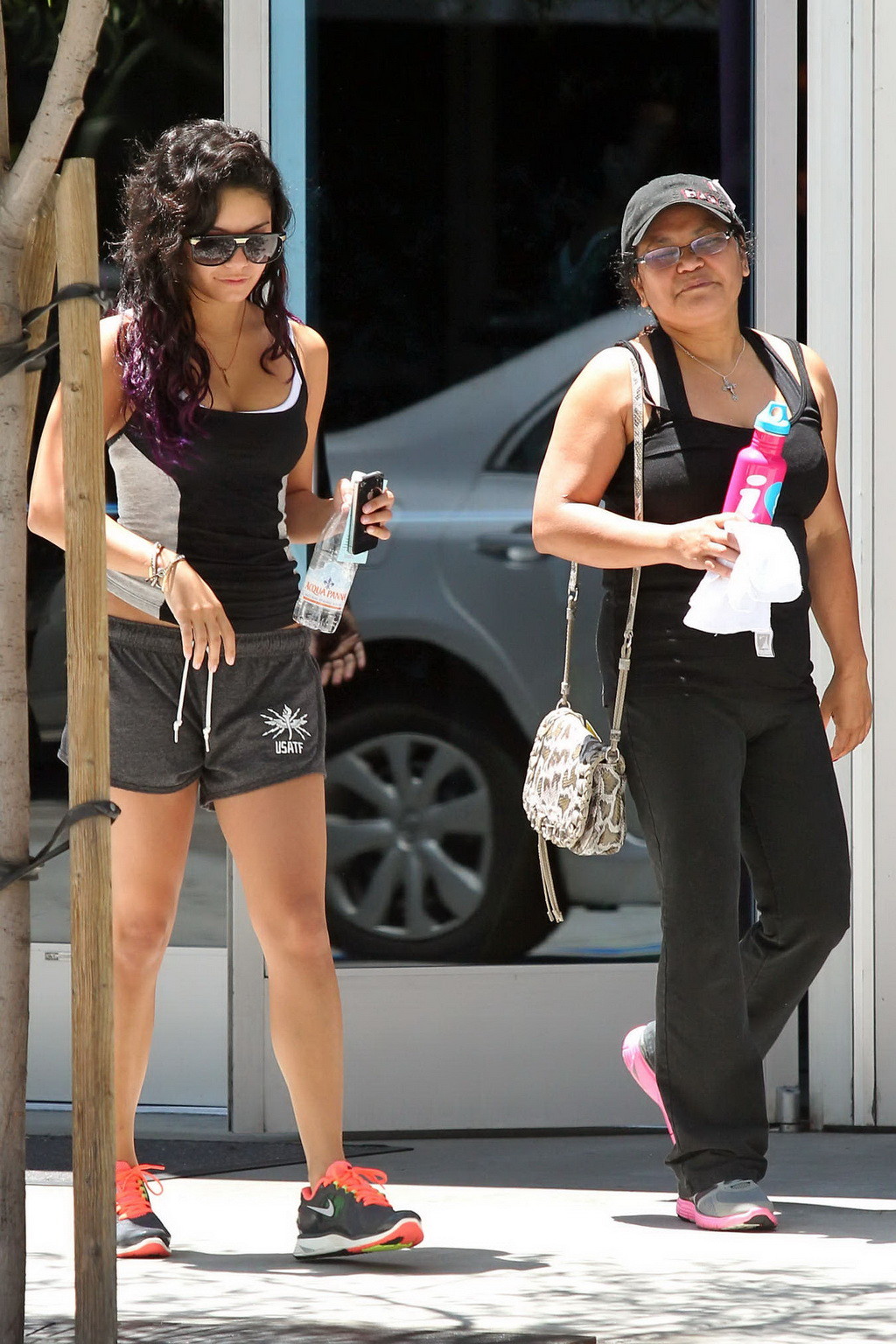 Vanessa Hudgens guardando molto caldo indossando pantaloncini neri e top stretto a la gym
 #75259528