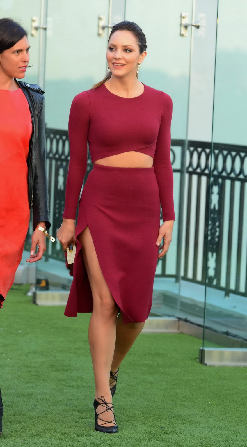 Katharine mcphee vollbusig und langbeinig in freizügigem roten Kleid bei den cbs television s 2015
 #75163529