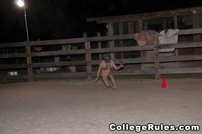 College-Mädchen sind betrunken und fingern sich dann gegenseitig die Muschis
 #74600156