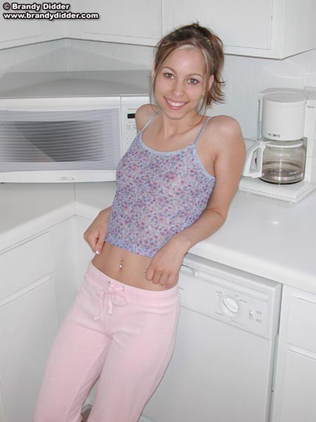 Brandy Didder si spoglia in cucina!
 #67792002