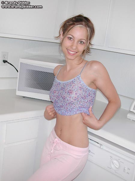 Brandy Didder si spoglia in cucina!
 #67792007
