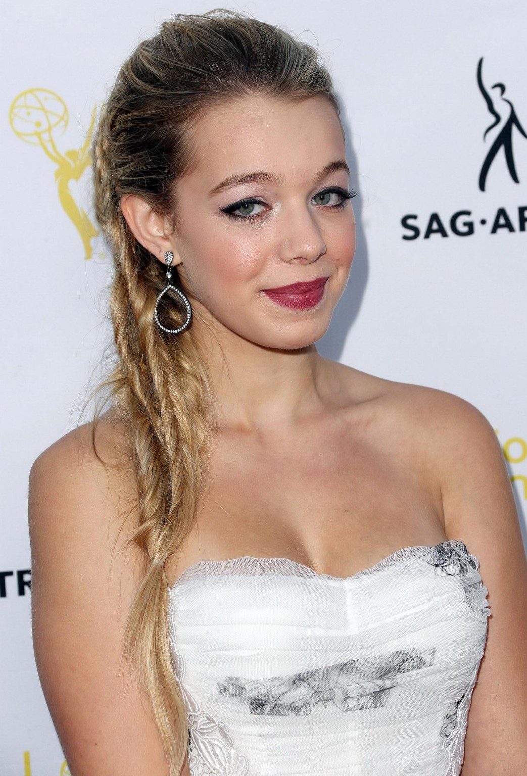 チューブドレスを着てバストアップしたSadie CalvanoがSagaftraの多様性の祭典で登場
 #75188041