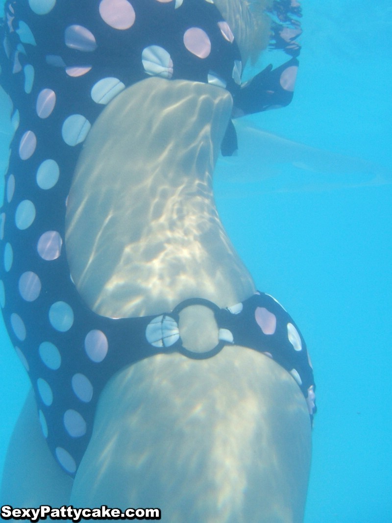 Grande tetta bionda giovane sotto l'acqua
 #72911013