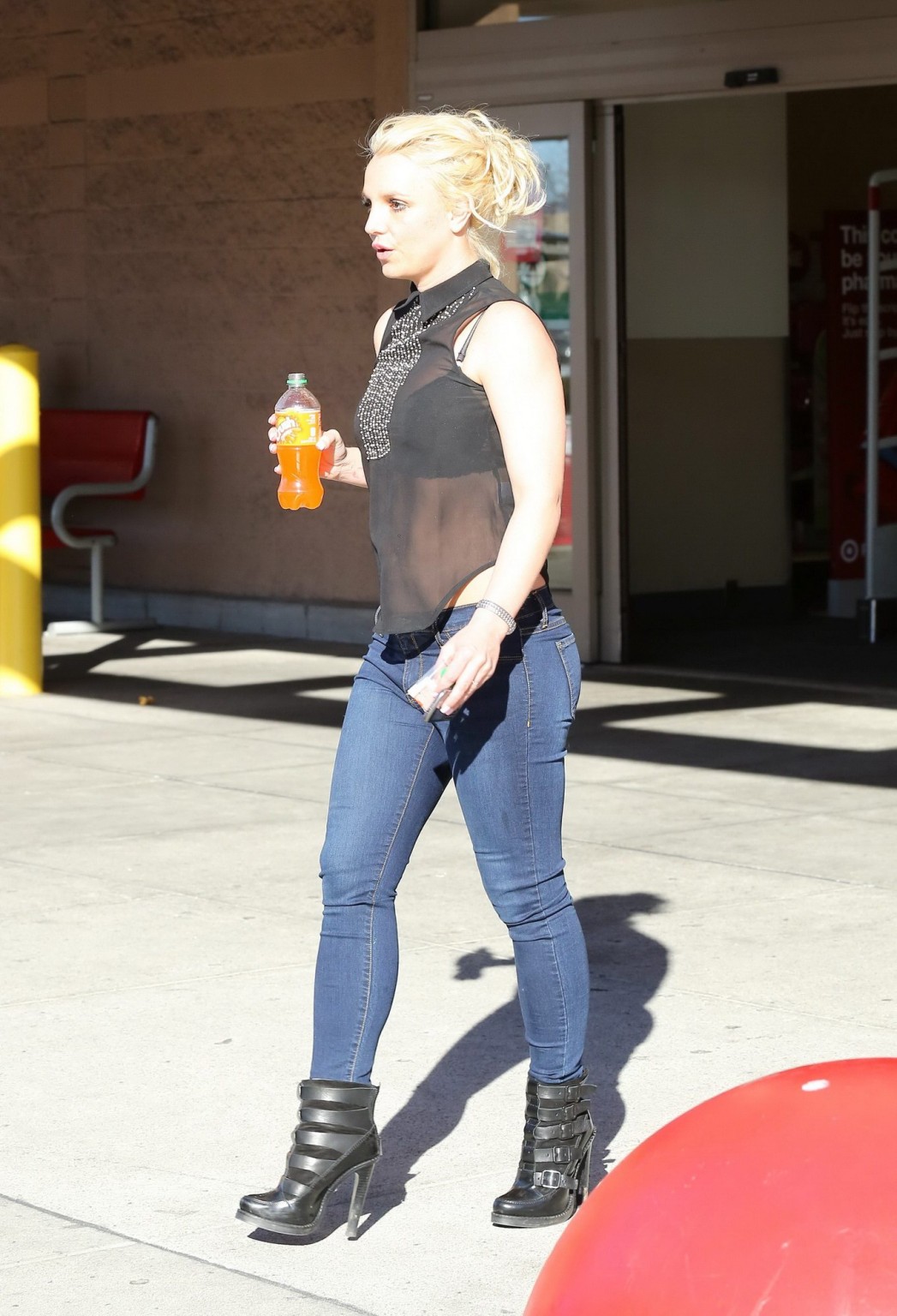 Britney spears indossa jeans stretti e vedere attraverso al reggiseno fuori in calabasas
 #75206695