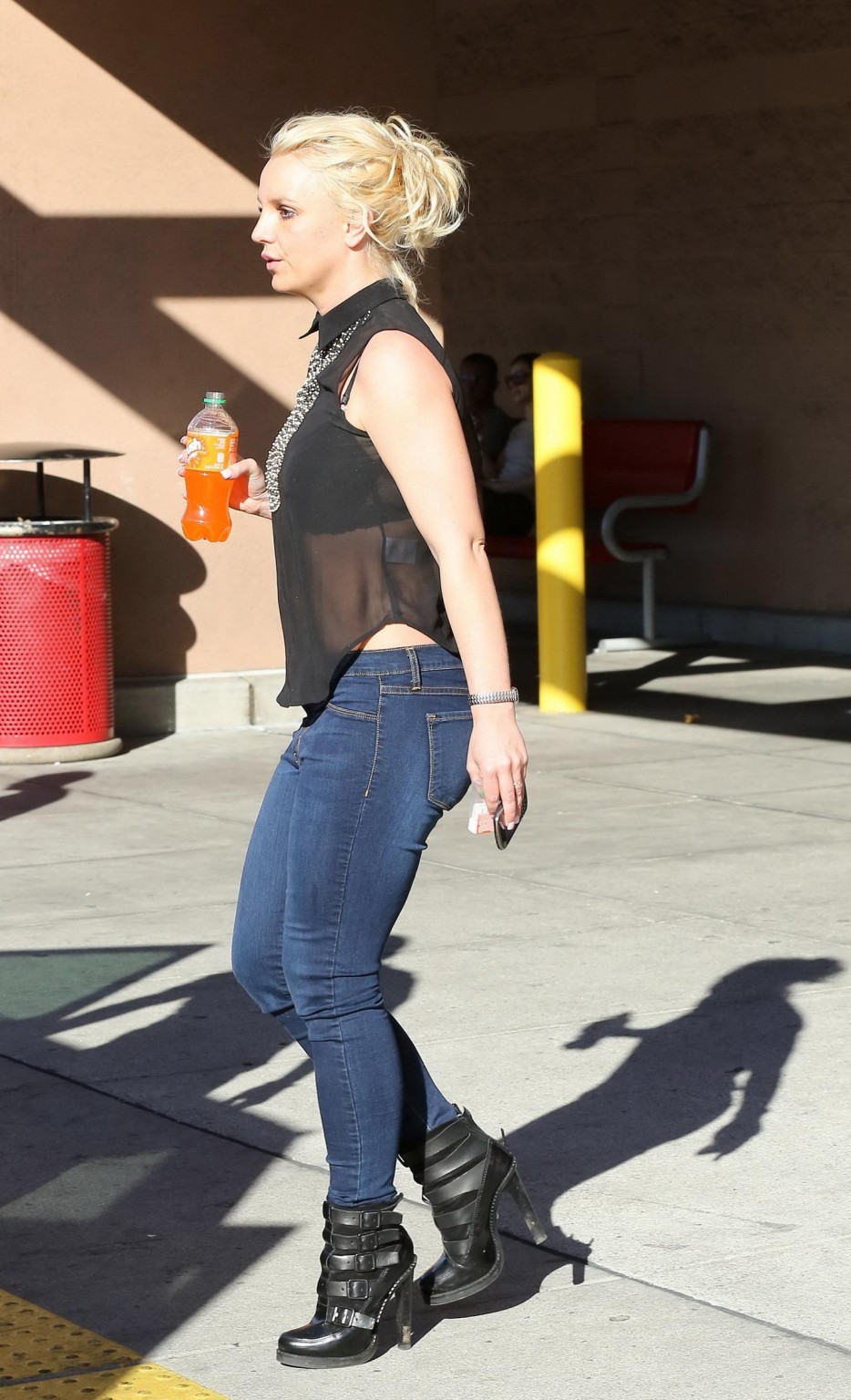 Britney Spears portant un jean serré et un soutien-gorge transparent à Calabasas.
 #75206716