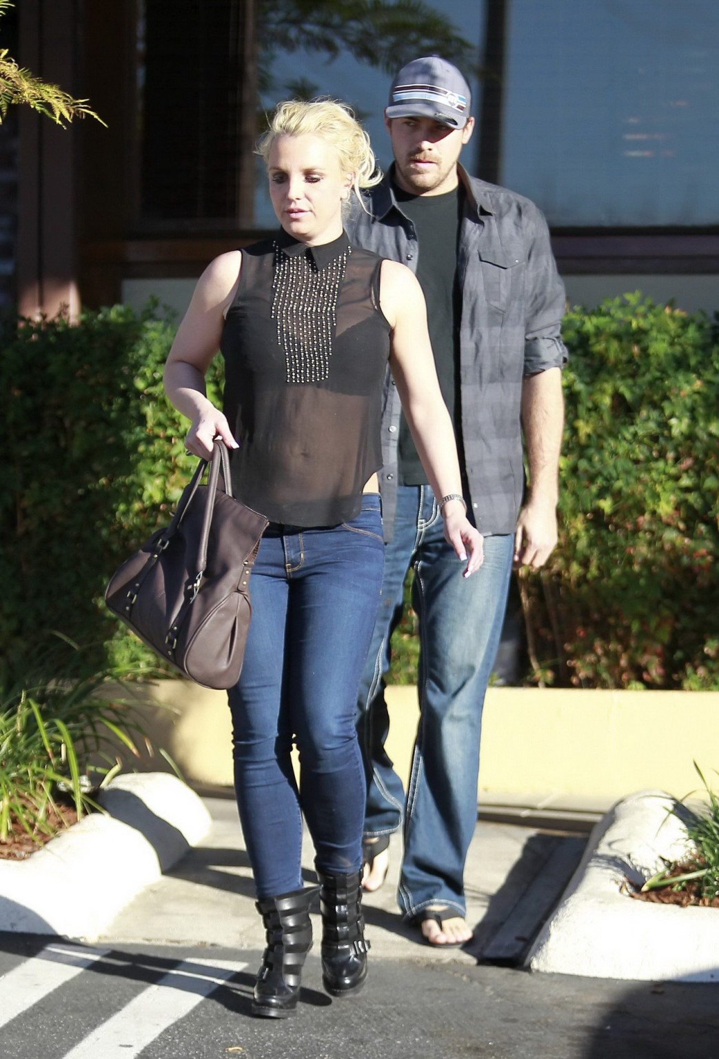 Britney Spears portant un jean serré et un soutien-gorge transparent à Calabasas.
 #75206729