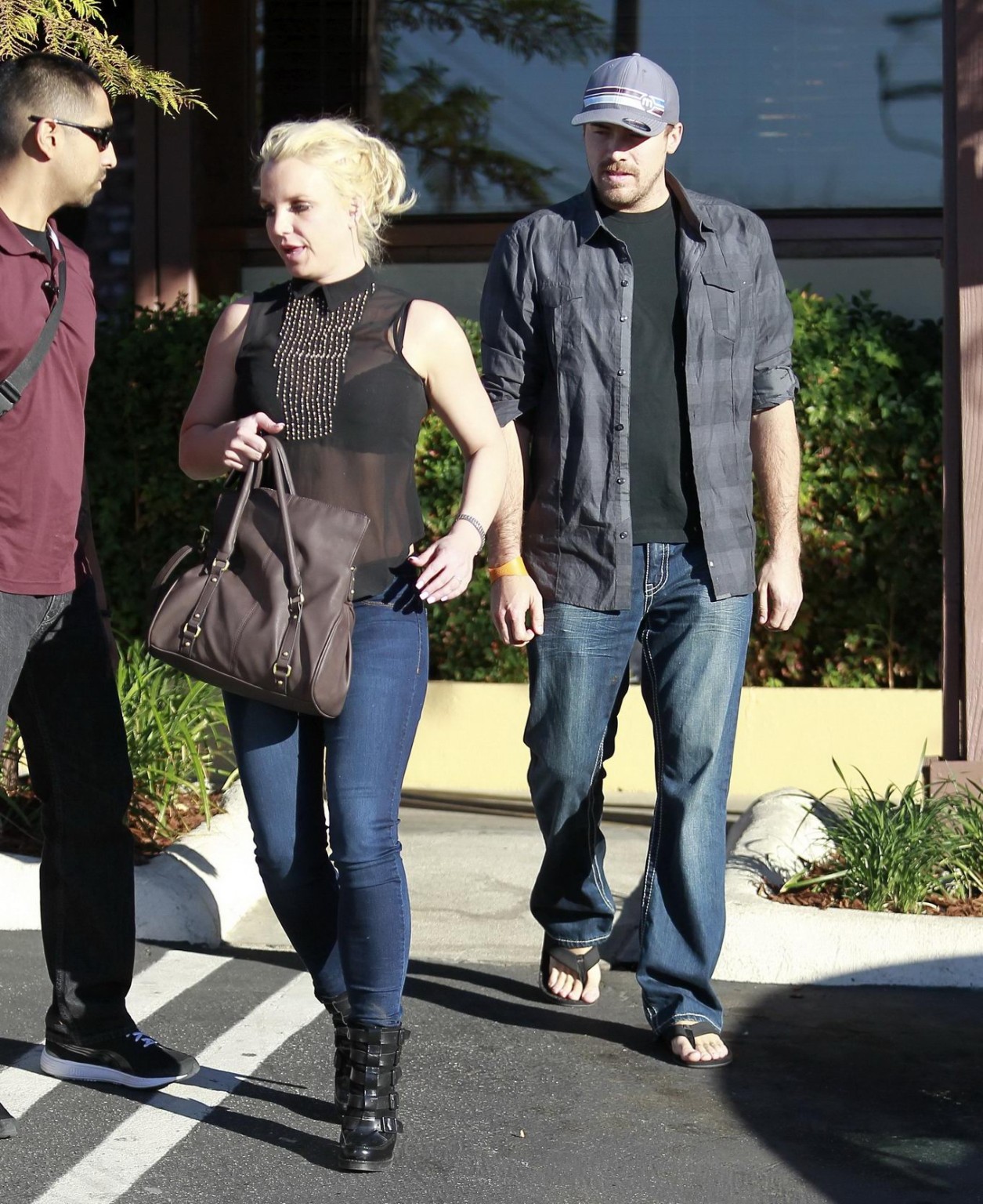 Britney spears indossa jeans stretti e vedere attraverso al reggiseno fuori in calabasas
 #75206733