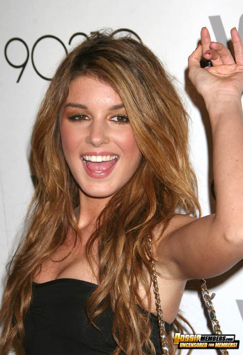 Shenae Grimes、露出度の高い衣装でキャッチされる
 #75141517