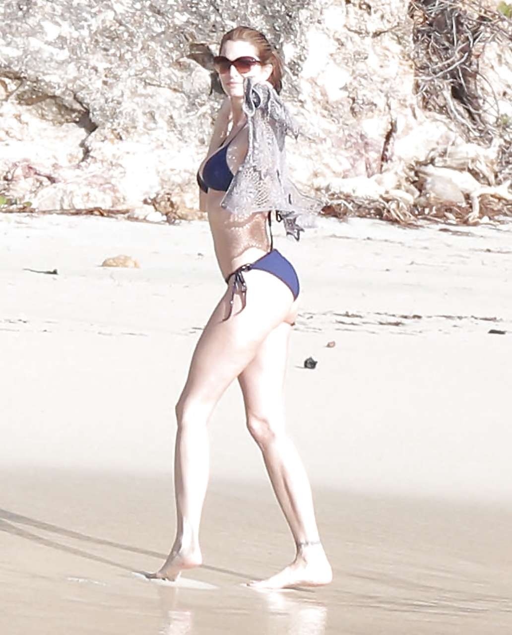 Stephanie Seymour exposing sexy body in bikini on beach #75245384