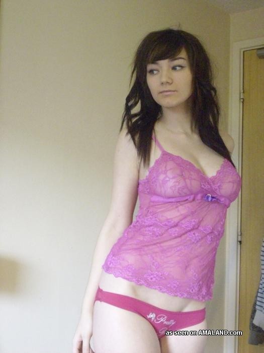 Chérie amateur sexy montrant ses seins pendant un selfshooting
 #75694270