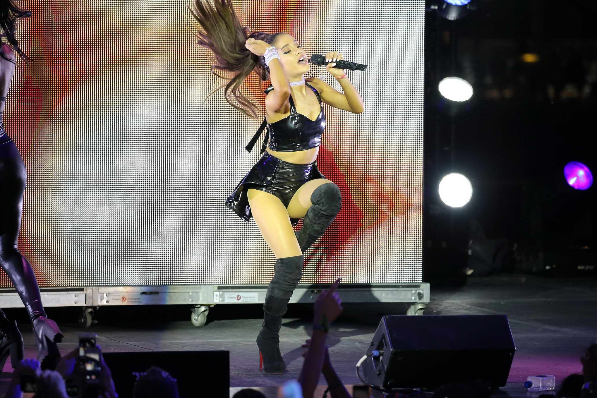 Ariana grande en soutien-gorge sur scène
 #75160026