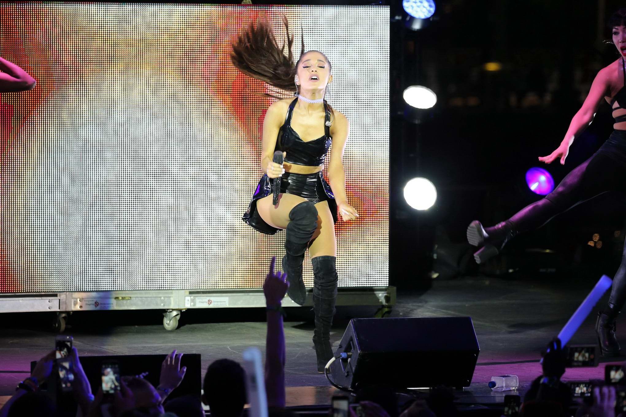 Ariana grande en soutien-gorge sur scène
 #75160032
