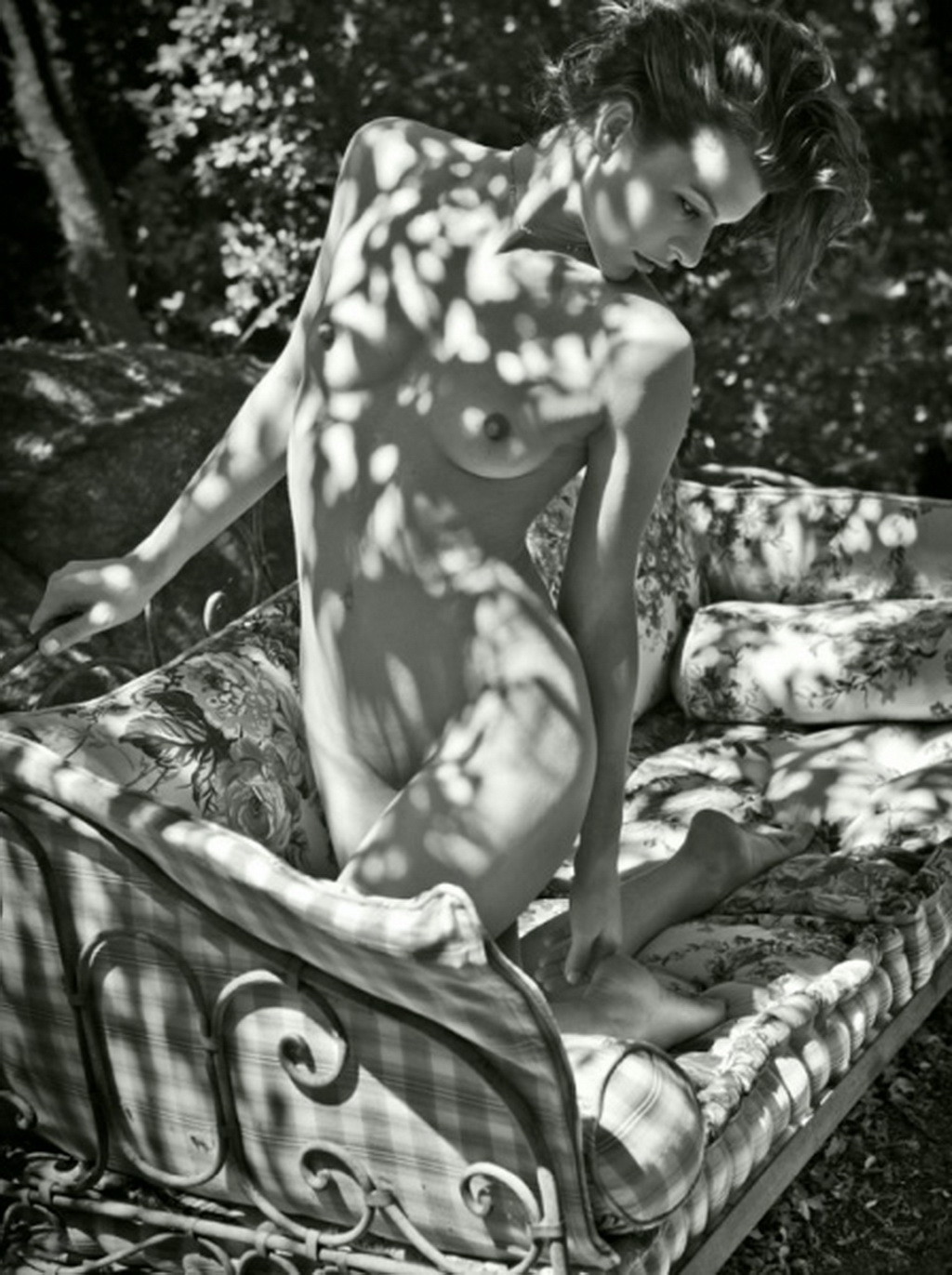La belle milla jovovich montre ses seins dans un topless et quelques c-thru underw
 #75265385