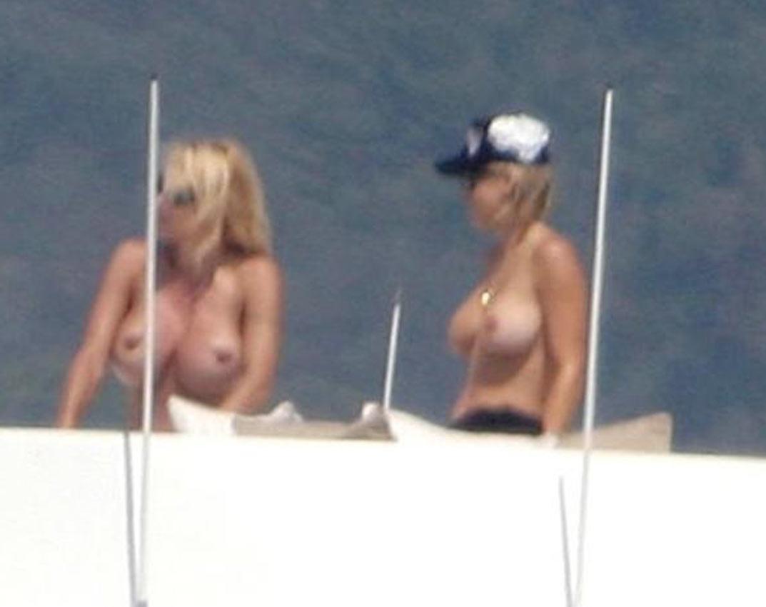 Pamela anderson se montre séduisante seins nus sur un yacht
 #75314454