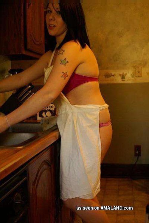 Chica con curvas semidesnuda en la cocina
 #67354112