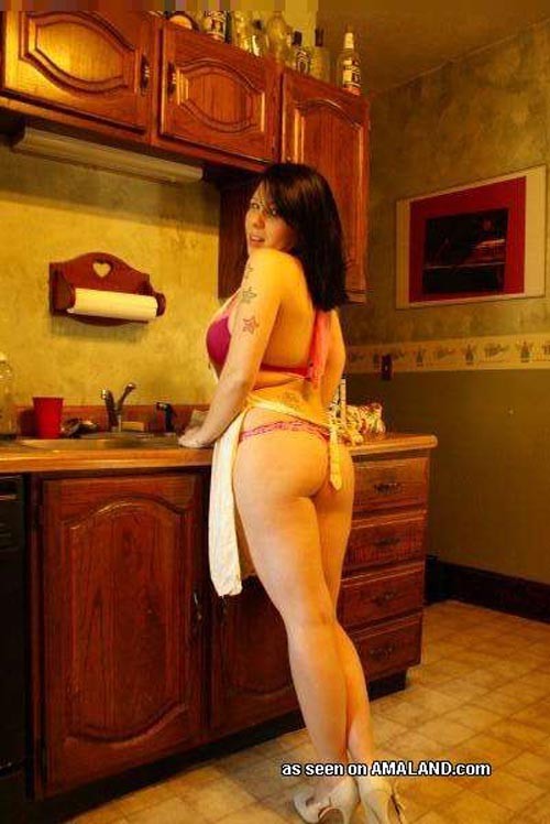 Curvy pulcino mezzo nudo in cucina
 #67354117
