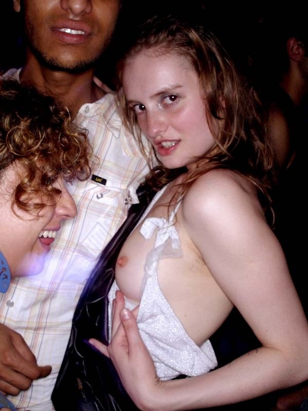 Verrückte betrunkene College-Mädchen, die große Titten in der Öffentlichkeit zeigen
 #76394906