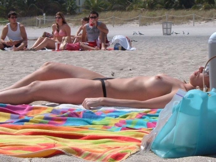 Calentando la playa exponiendo su figura desnuda
 #72251797