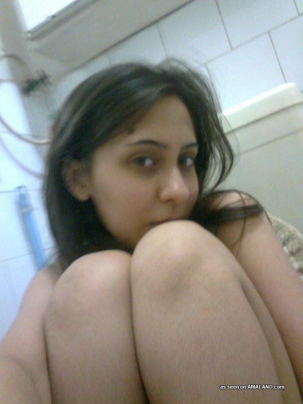 Rasierte indische Babe nackt und Ausbreitung zu Hause
 #69782983