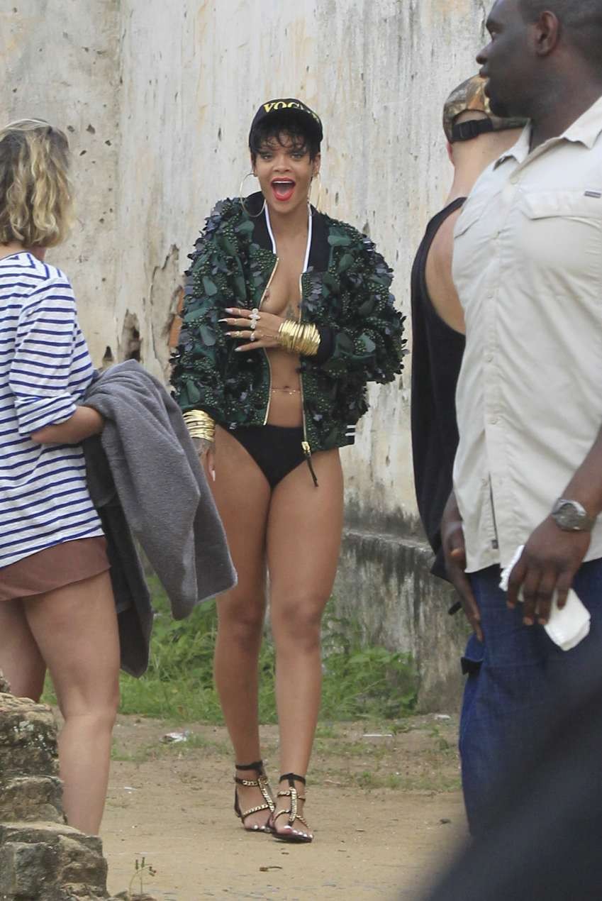 Rihanna oben ohne Brüste mit verdeckten Nippeln
 #75190649