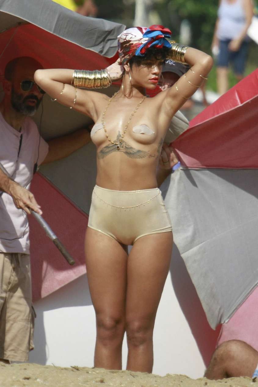 Rihanna oben ohne Brüste mit verdeckten Nippeln
 #75190652