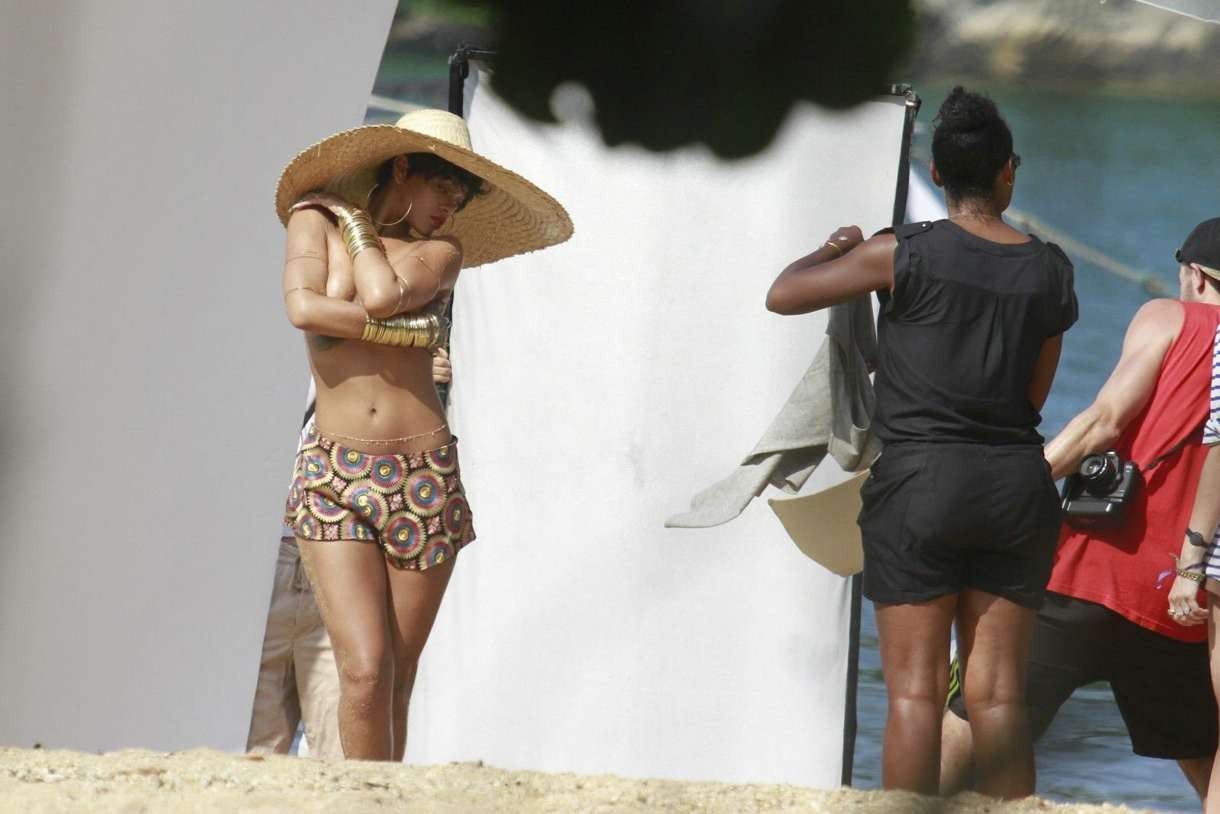 Rihanna oben ohne Brüste mit verdeckten Nippeln
 #75190656