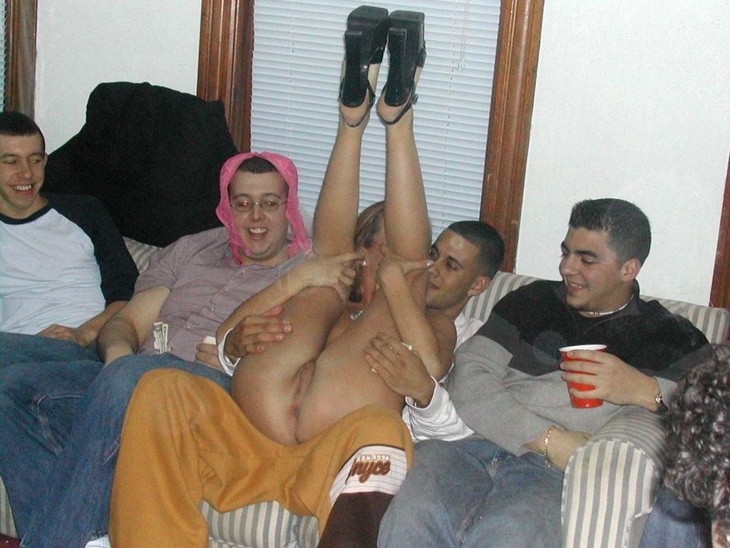 Ragazze amatoriali ubriache e arrapate fatte in casa che festeggiano nude
 #79464760