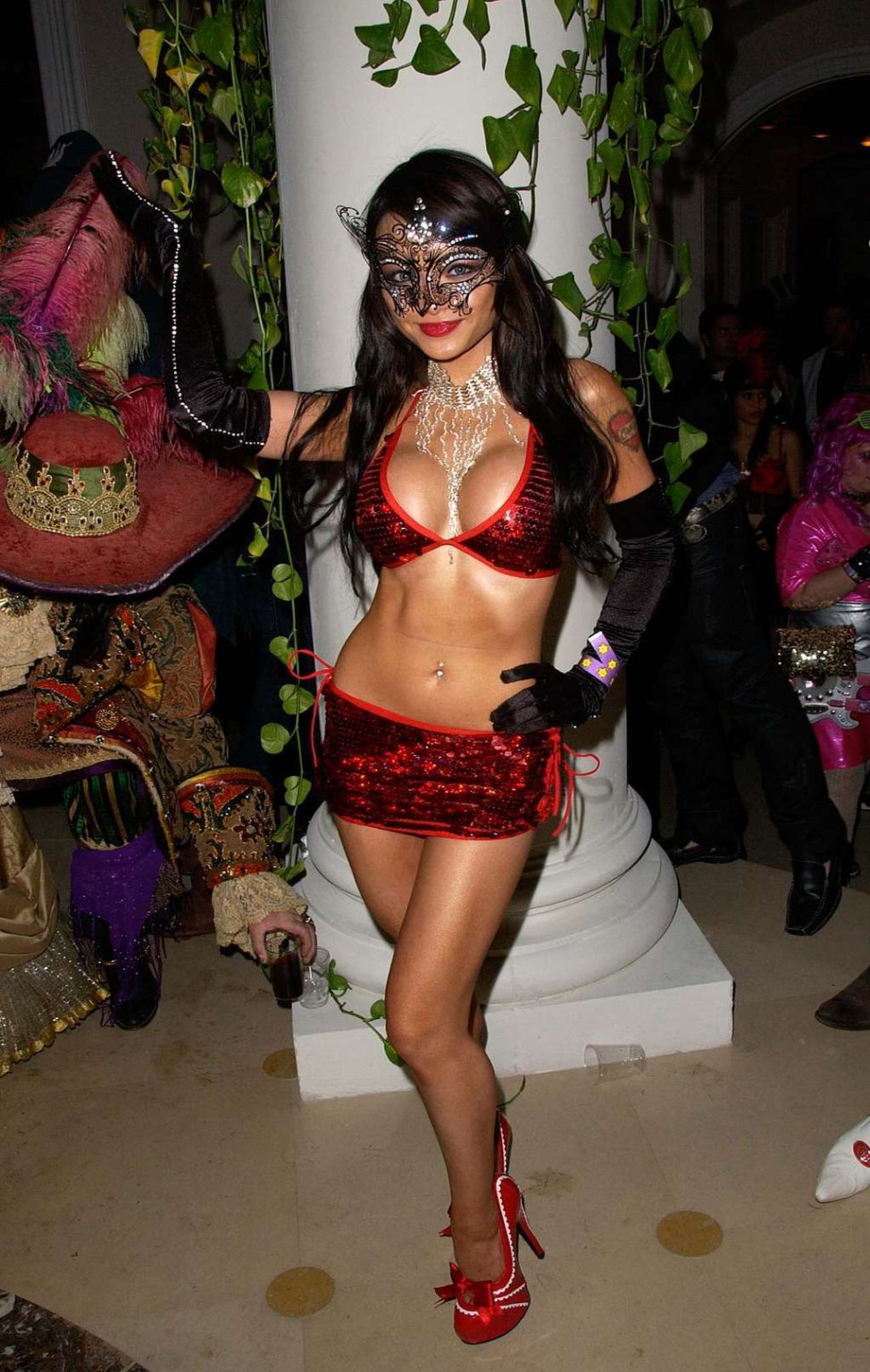 Tila Tequila guardando molto sexy in costume di Halloween ed esponendo le sue grandi tette t
 #75327690