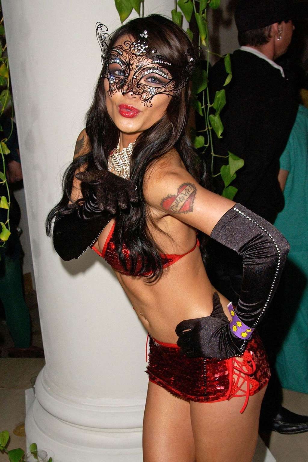 Tila Tequila guardando molto sexy in costume di Halloween ed esponendo le sue grandi tette t
 #75327700