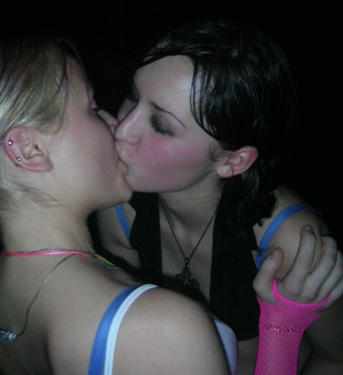Sexy Amateur-Babes in lesbischer Liebe
 #77101538