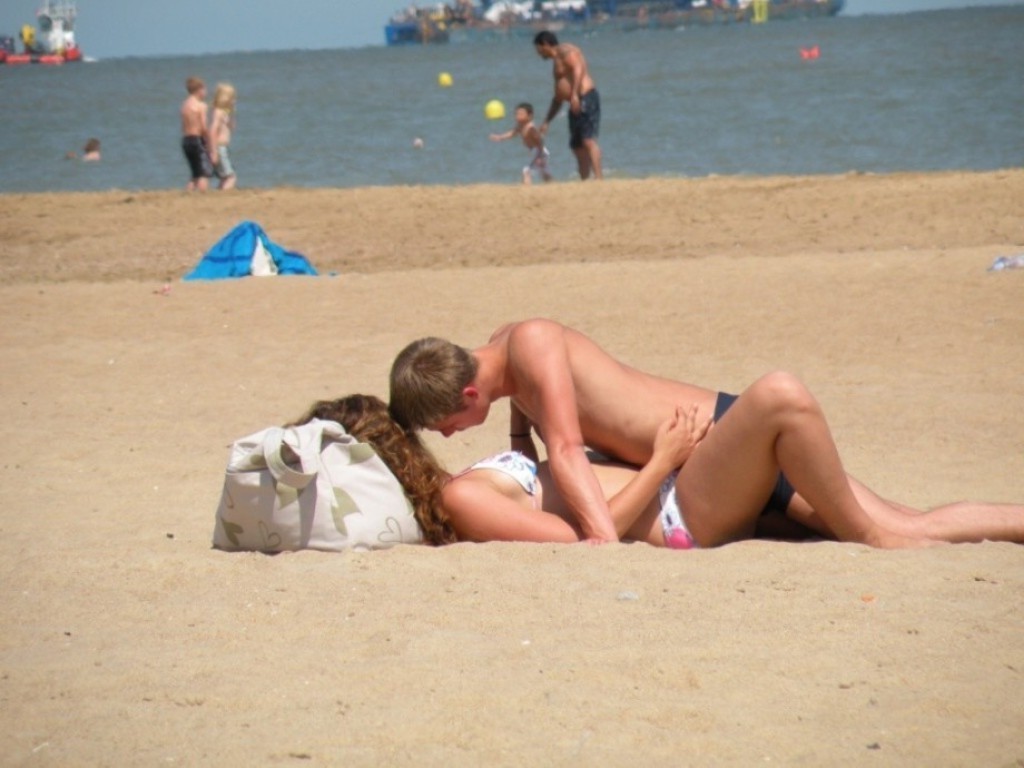 Nudiste giovani sexy rendono questa spiaggia nudista ancora più calda
 #72250326