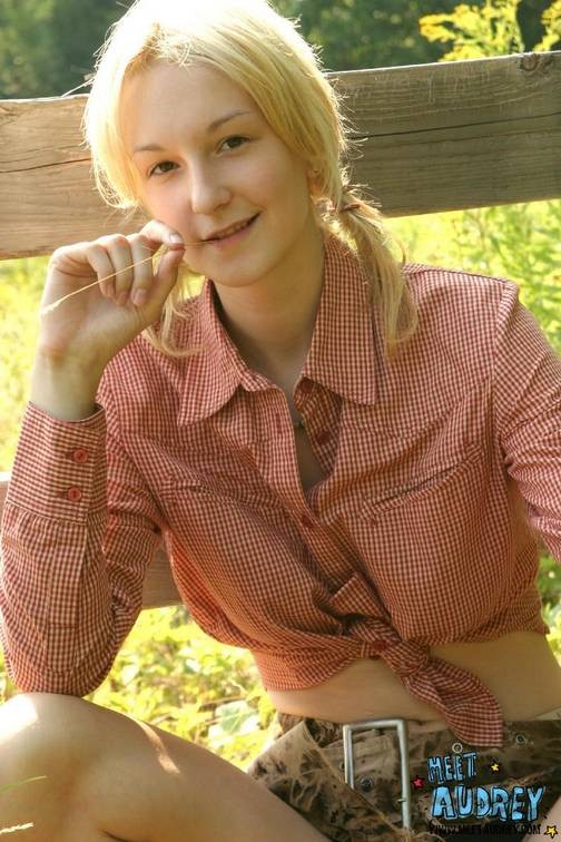 Schönes blondes Cowgirl Audrey zeigt ihre natürlichen Brüste im Freien
 #78632103