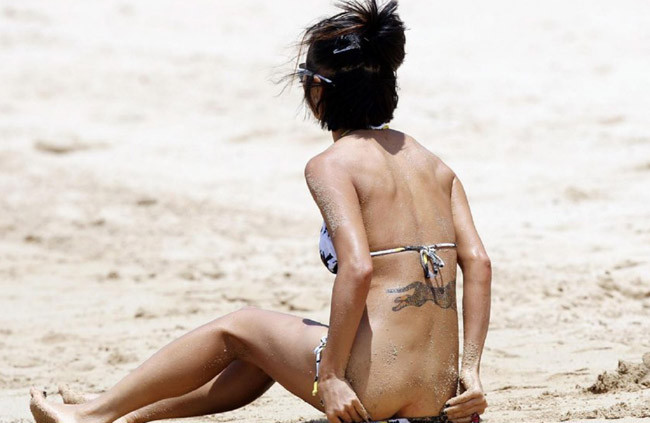 Asiatische Berühmtheit Bai Ling zeigt ihre freiliegenden kleinen Titten
 #75403699