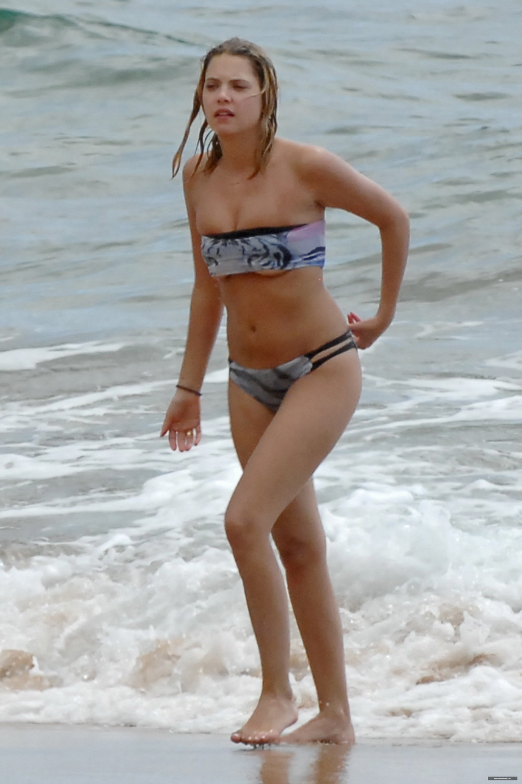 Ashley benson surprise seins nus à la plage à hawaii
 #75191372