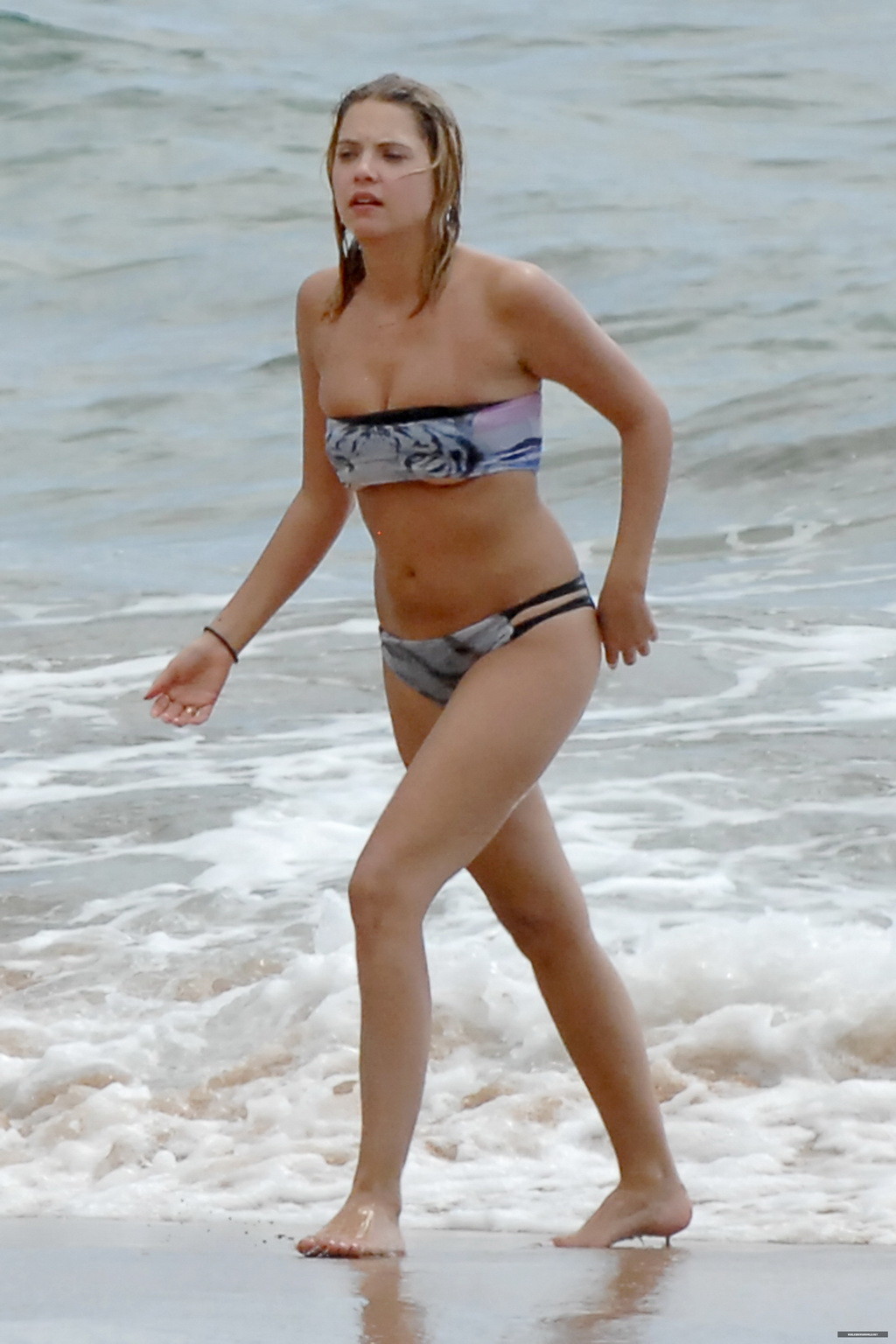 Ashley benson surprise seins nus à la plage à hawaii
 #75191377