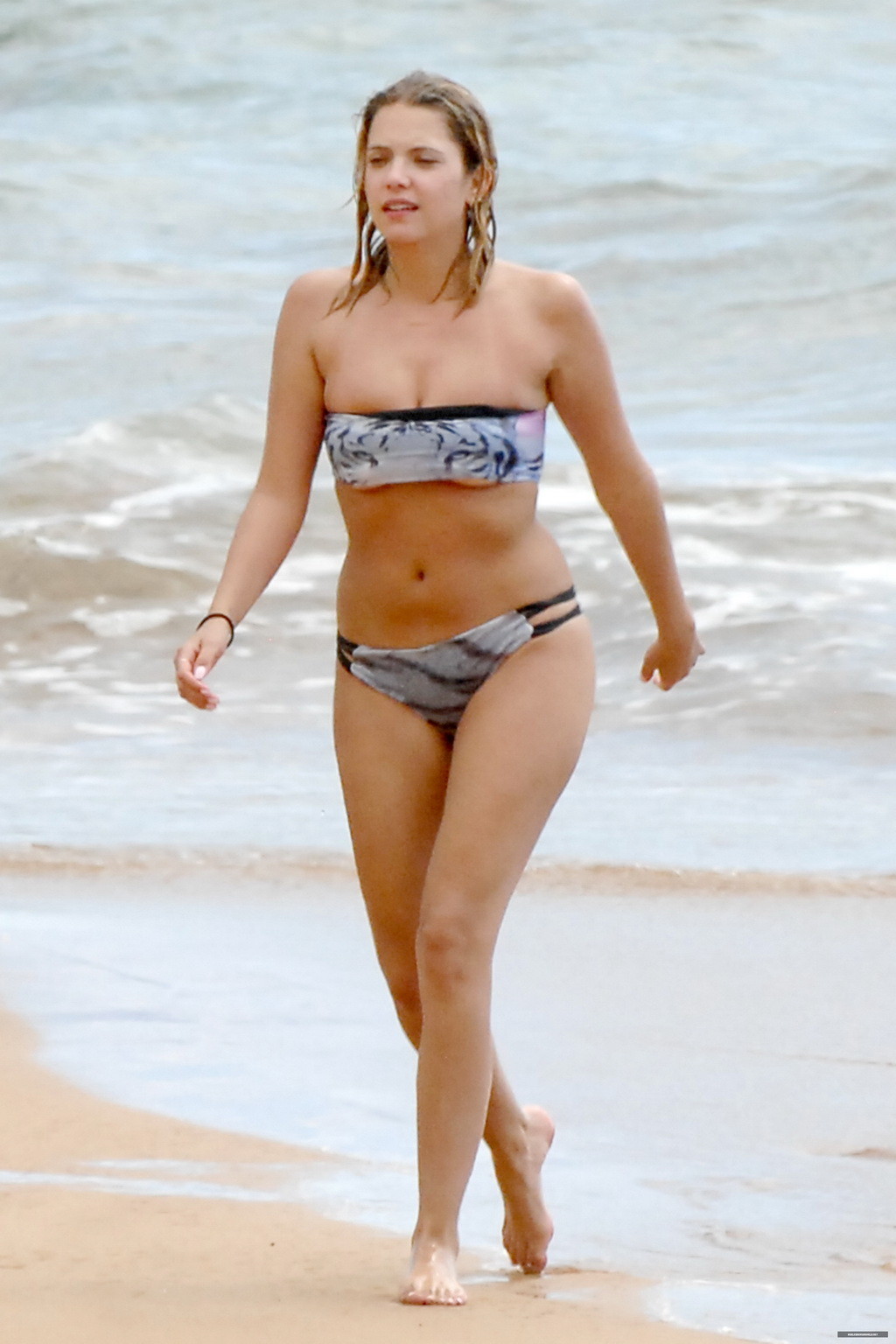 Ashley benson surprise seins nus à la plage à hawaii
 #75191381