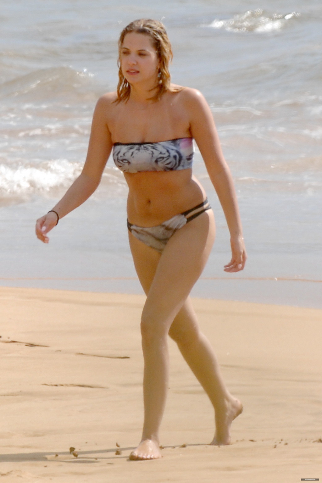 Ashley benson surprise seins nus à la plage à hawaii
 #75191385