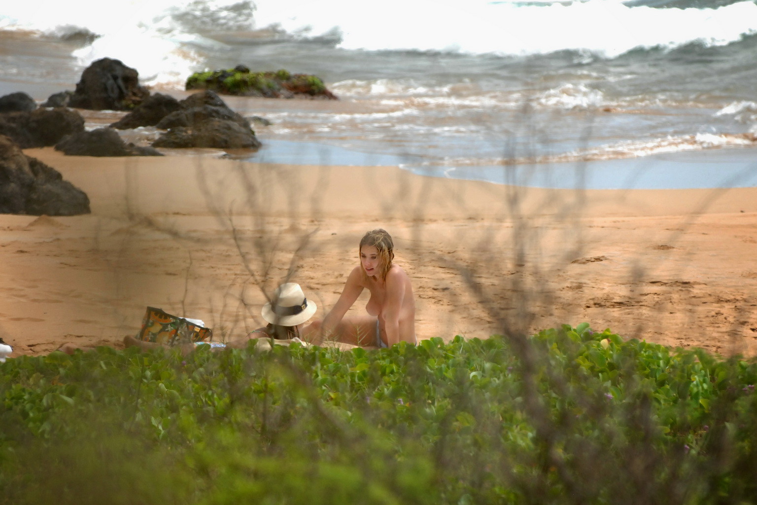アシュリー・ベンソン、ハワイのビーチでトップレスを披露
 #75191405