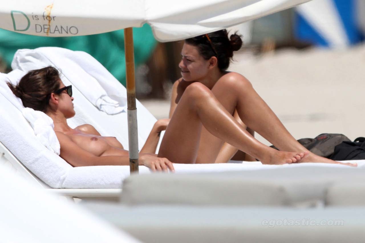 Yaya kosikova entblößt ihre schönen großen brüste am strand paparazzi bilder und posiert
 #75308978