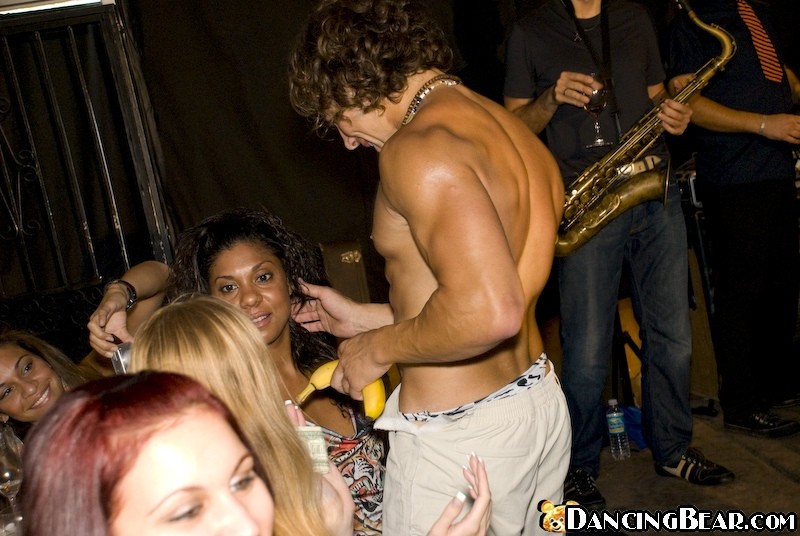 Des stripteaseurs masculins excités avec de grosses bites baisant des filles lors d'une fête.
 #79044612