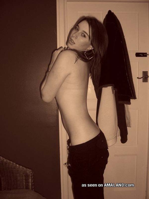 Amateur travieso mostrando desnudo
 #68354376