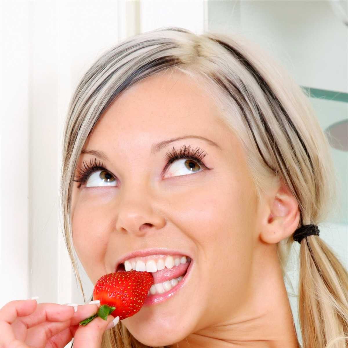 Aaliyah ist mit Schlagsahne bedeckt und lutscht an Erdbeeren.
 #77140847