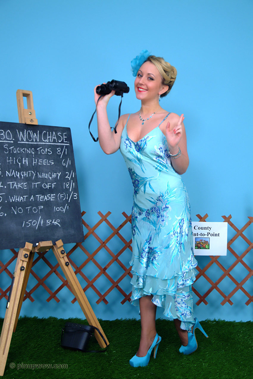 Rubia descarada disfruta de un día travieso en las carreras.
 #70262173