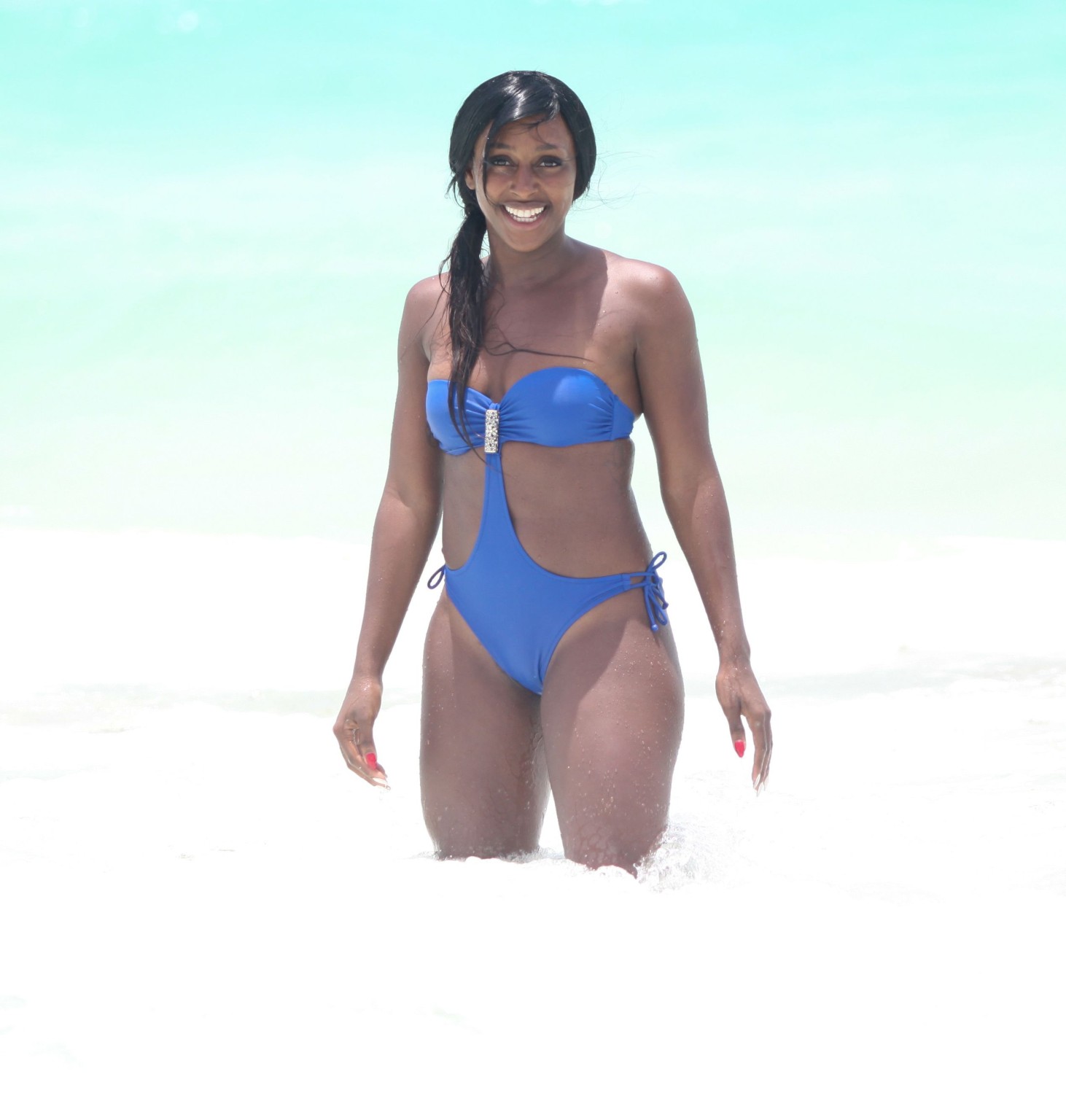 Alexandra Burke trägt einen sexy blauen Monokini an einem Strand in Mexiko
 #75257346