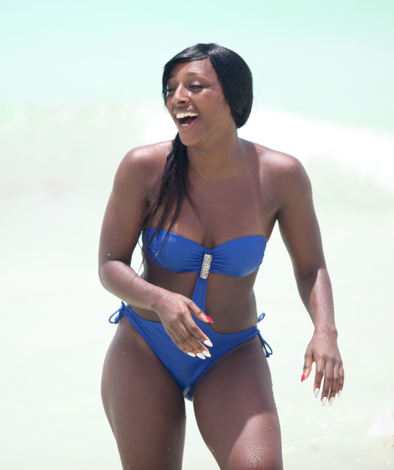 Alexandra burke indossa sexy blu monokini su una spiaggia in Messico
 #75257350