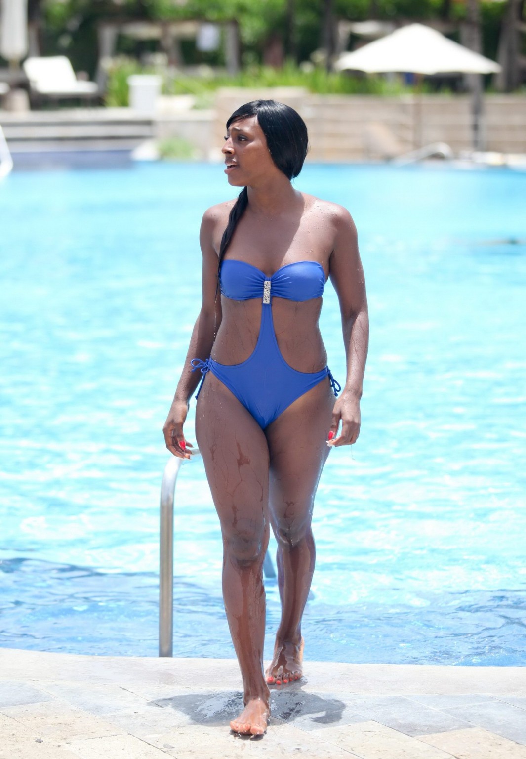 Alexandra Burke trägt einen sexy blauen Monokini an einem Strand in Mexiko
 #75257373