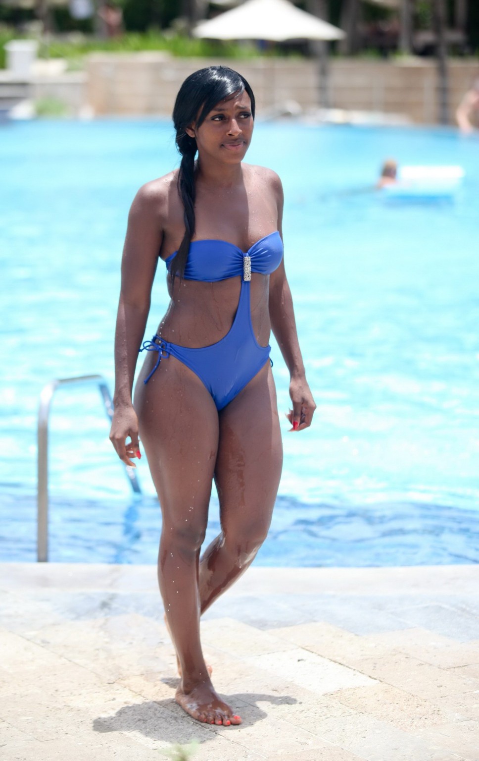 Alexandra Burke trägt einen sexy blauen Monokini an einem Strand in Mexiko
 #75257379