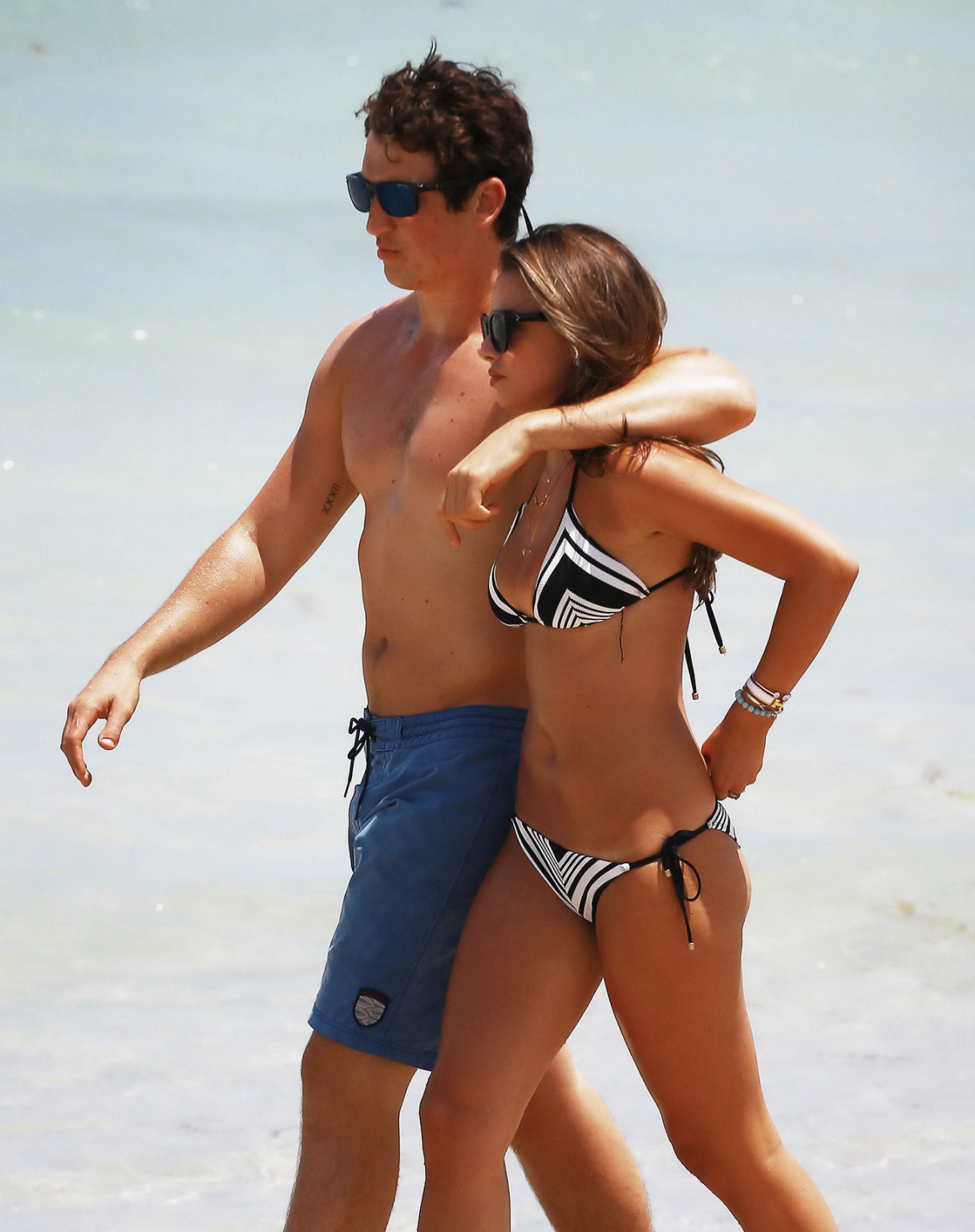 Keleigh sperry zeigt ihren kurvigen Körper in einem winzigen monochromen Bikini am Strand
 #75163430